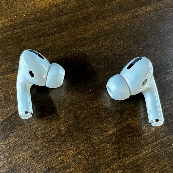 Apple AirPods Pro with Wireless Charging Case - Model MWP22AM/A - STATIC NOISE - Picture 2 of 11
